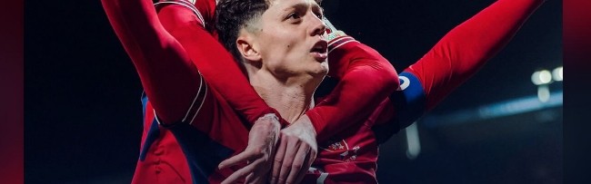 切赫晒照祝贺捷克队晋级世界杯：祝贺捷克国家队🍾👏👏