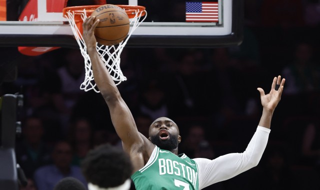 官方网站-火力全开！杰伦·布朗半场15投7中&amp;三分3中2 拿下17分9板1助1断