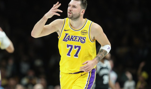 Kaiyun sports-湖人角色球员发挥，东契奇爆发创纪录，老詹也创造多项历史数据|投篮|NBA常规赛|詹姆斯|鹈鹕|勒布朗·詹姆斯_新浪体育_新浪新闻