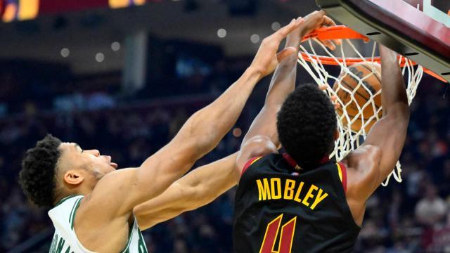 watch-evan-mobley-posterizes-giannis-antetokounmpo.jpg